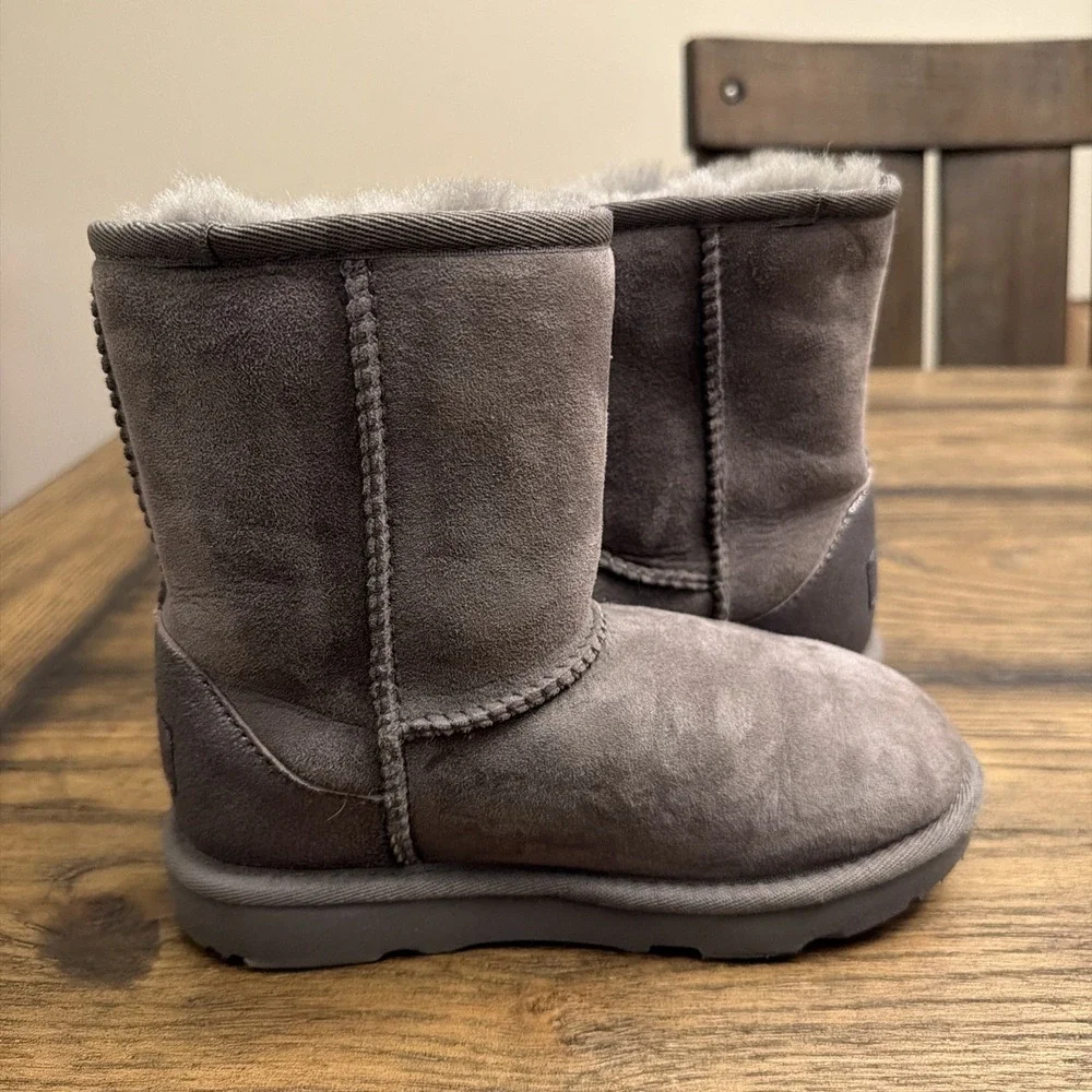 Kids Size 13C Uggs Grey Suede …G5